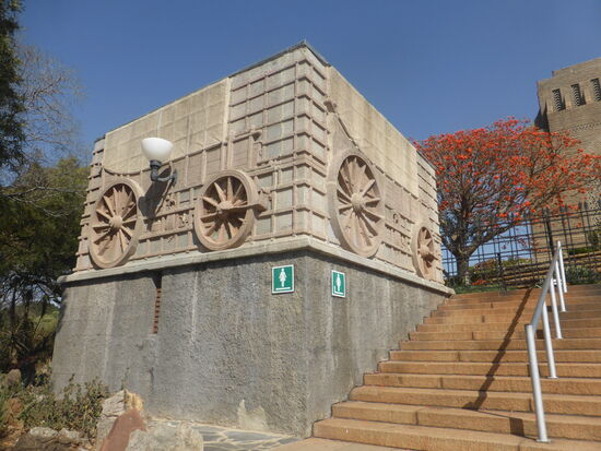 64 Ochsenwagen zieren das Denkmal