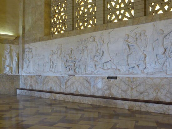 Im Innenraum der monumentalen Kuppelhalle werden historische Szenen des Treks dargestellt