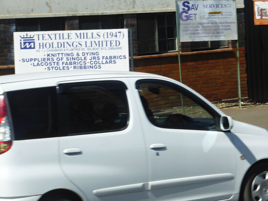 An Betrieben gibt es Textil-, Metallwaren- und Reifenindustrie sowie Brauereien, Druckereien und Verlage. Die Stadt ist Handelszentrum für die landwirtschaftlichen Produkte des Umlands.  - Interessant: Produktion von Lacoste