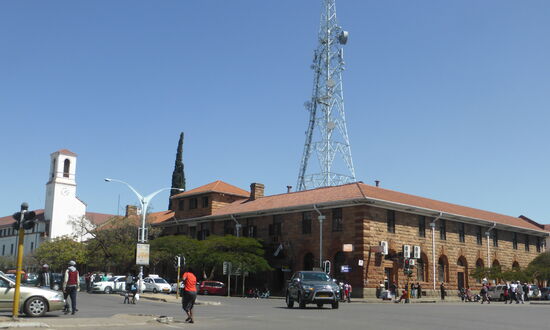 weißes Gebäude: Main Post Office