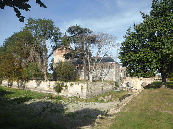 Burggraben - z.Zt. ohne Wasser