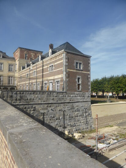 Seitenflügel ca. 1665 - Ziegeln mit Mergel-Eckblöcken, Reifen und Konsolen - Walmdach