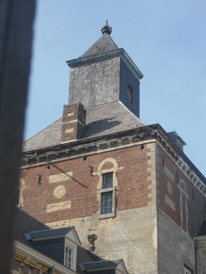 gemauertes Obergeschoss mit einem schieferbedeckten Zeltdach, dessen Kronen zwischen 1821 und 1822 restauriert - Fenster mit Zwischenschwellern und seitlich und innen unter halbkreisförmigen Mergelreliefbögen eingeschwenkt