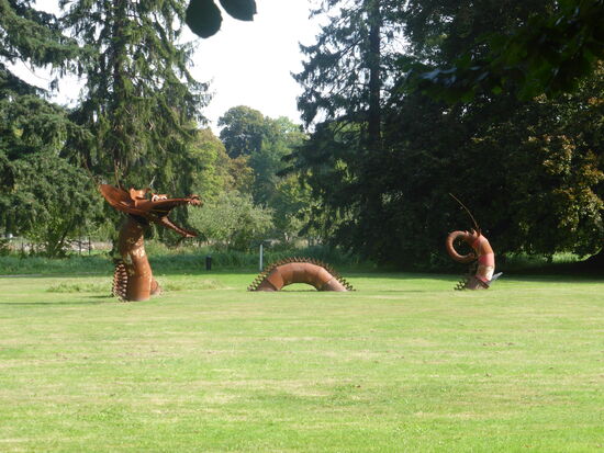 Künstler haben diverse Werke ausgestellt - was immer sie darstellen mögen - 
hier kann man es noch ahnen