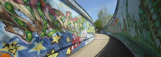 offensichtlich das Werk einer ganzen Gruppe - z.T. sehr ansprechend