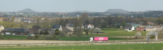 Blick über das freie Feld nach Norden zeigt zwei der Abraumhalden der vor langer Zeit bereits geschlossen Kohlezechen - links zu sehen die Niersteiner Höfe (s. weiter vorne)