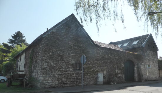 Laurensberger Str. 140
Gut Vetschauer Schmiede - dreiflügelige Hofanlage aus Grobquadern, Wohnhaus erbaut in Backstein zw. 1830 und 1850 
heute: Reitschule Dahmen -