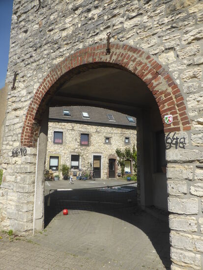 und gegenüber Hander Weg 64