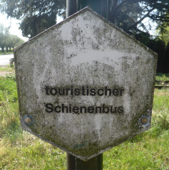es scheint aber später auch noch Schienenbusverkehr gegeben zu haben - 
Der Abschnitt zwischen Simpelveld und Richterich wurde 1992 stillgelegt und ist jetzt Teil der Museumseisenbahn der Südlimburgischen Dampfeisenbahn-Gesellschaft ZLSM. 
aber auch das scheint schon Vergangenheit zu sein
