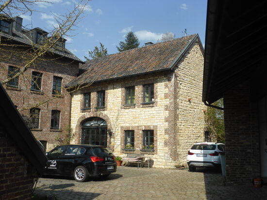 Düserhofstraße 48 - „Gut Bau“, auch „Langer Sprung“ genannt- ca. 1780 -
Wohnanlage von zwei Gebäuden mit querliegendem Wirtschaftsgebäude - früher im Besitz der Tuchfabrikanten-Familie Clermont aus Vaals