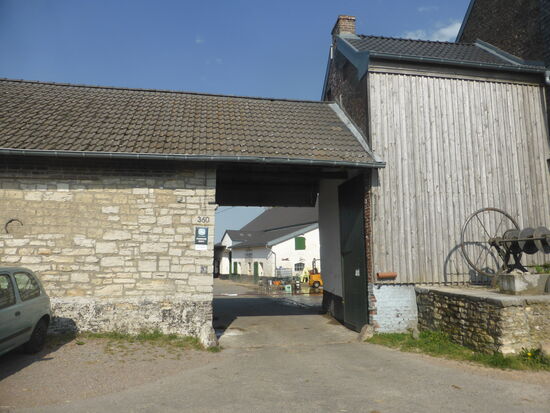 Schlangenweg 360 - „Oberster Hof“ 
dreiflügelige Hofanlage aus dem 16. Jh. - im 19. und 20. Jh. wesentlich erneuert und ausgebaut; weiß geschlämmter Bruch- und Backsteinbau und teilweise mit Mergel errichtet