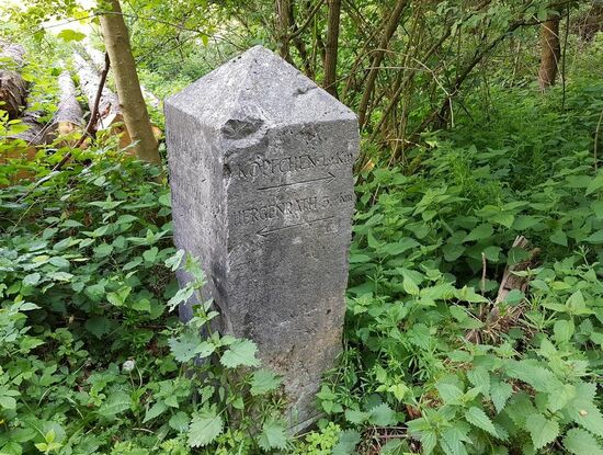 alte Wegsteine begleiten uns