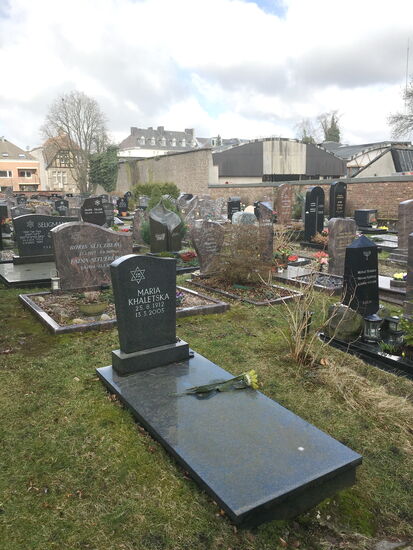 es finden auch weiterhin Begräbnisse auf dem Friedhof statt.