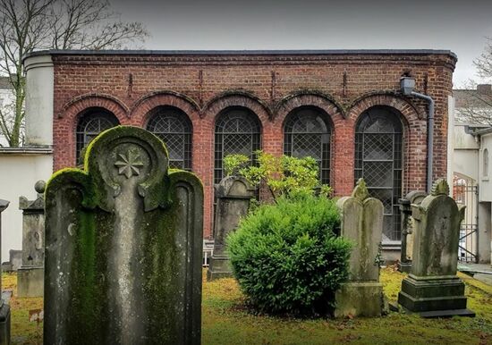 die Trauerhalle wurde von dem Aachener Architekt Eduard Linse errichtet. Er war im 19. Jahrhundert überwiegend in Aachen im Profan-, Sakral-, Verwaltungs- und Kurhausbau tätig. Seine Werke sind Auftragsbauten und Zeitzeugnisse des Historismus.