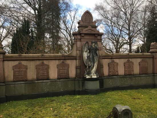 Familie Delius - Carl Delius, ein Verwandter der Familie Van Gülpen, war bis zum Ersten Weltkrieg einer der namhaftesten Industriellen der Aachener Tuchindustrie des auslaufenden 19. Jahrhunderts. Er wurde am 11. Februar 1821 in Salzkotten geboren, überführte 1851 seine ehedem in Imgenbroich (bei Monschau in der Eifel) betriebene Tuchfabrik in ihrer Gesamtheit nach Aachen und gründete hier eine Weberei in der Jakobstraße und eine Walke, Rauherei und den Schwerwinkel in der heute als Barockfabrik bekannten Tuchfabrik, die zwar von Startz erbauten worden war, aber um 1850 zum Geschäftsbereich von J. A. Bischoff gehörte. Die Söhne Carl, Gustav und Robert Delius setzten das Werk ihres Vaters fort und schufen die Firma Carl Delius, welcher es vorbehalten blieb, später – Jahrzehnte hindurch – eine führende Stellung innerhalb der gesamten deutschen Tuchindustrie einzunehmen.