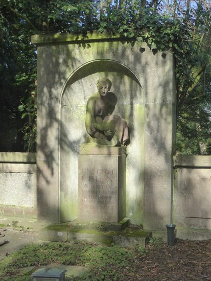Grabstätte Gustav Ritter - verst. 1959 - Tuchfabrikant - Tuchfabrik van Gülpen
Grabstätte van Gülpen befindet sich auf dem Ostfriedhof