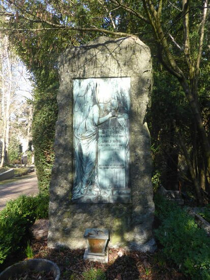 aufwändige Bronzeplatten - leider nicht lesbar