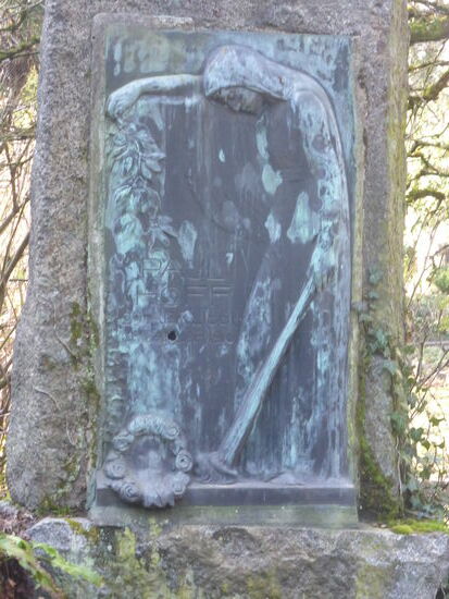 aufwändige Bronzeplatten - leider nicht lesbar