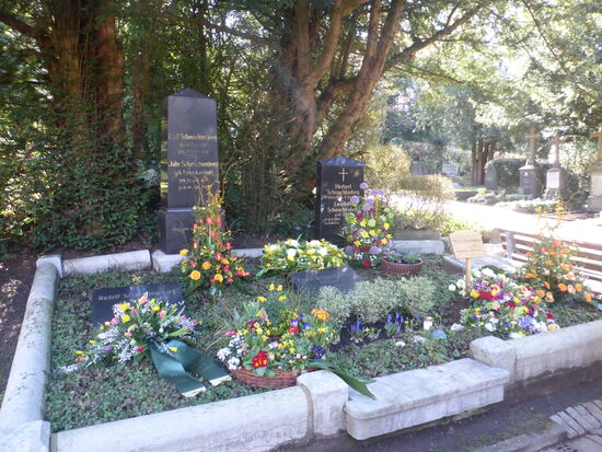 Schmachtenberg - Tuchfabrikant  - verst.. 1899 
frische Grabstätte eines Mitgliedes des Tuichwerk e.V. Aachen - verstr. 2021