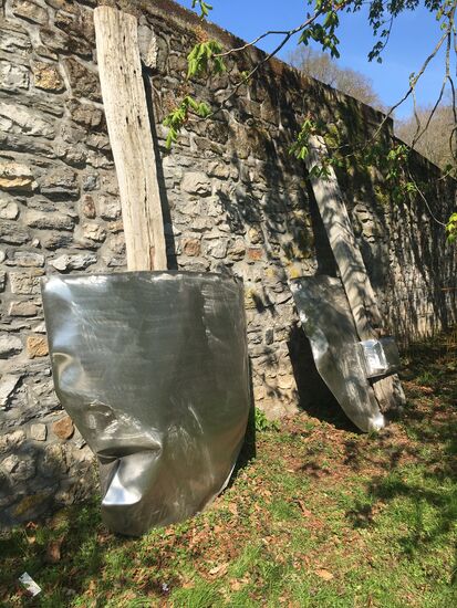 ebenso überdimensional sind die an die Mauer angelehnten Spaten aus Edelstahl - Plastiken aus den 60er Jahren