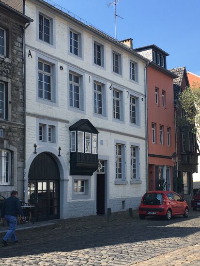 in Haus Nr. 12 befand sich im 15., Jahrhundert das Nikolausspital - im Mittelalter war in einem Pilgerort ein Hospital obligatorisch