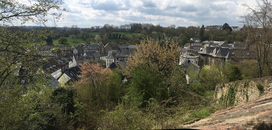 von der Begrenzungsmauer der Kirche hat man eine tolle Sicht auf den historischen Ortskern