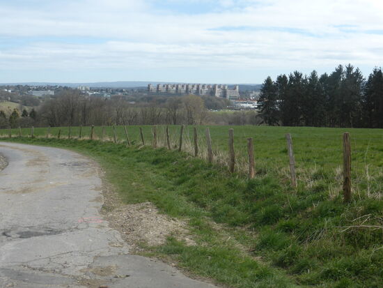 der Blick weiter südlich zeigt den riesigen Geböudekomplex des Aachener Klinikums.