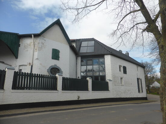 Althöfchen - modernisierte Front an der Schurzelter Straße.