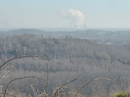 im Osten sind nur die Schemen des Kraftwerks Weisweiler zu erkenneb