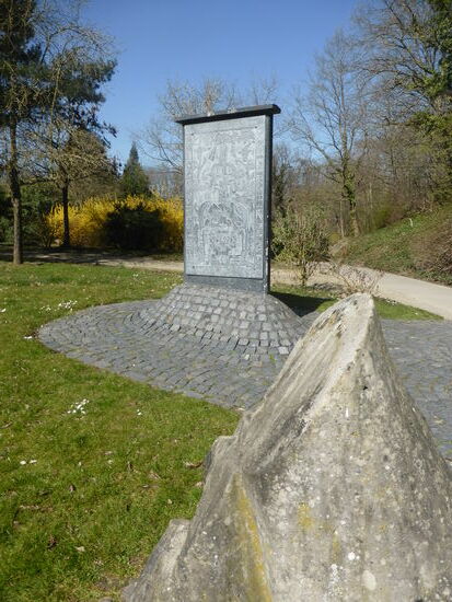 Parca - Maya - Yukcatan
die Stehle zeigt viele Symbole, der Mayakultur, die auf der Rückseite erklärt werden. (leider nicht fotogen aus Lichtgründen)
