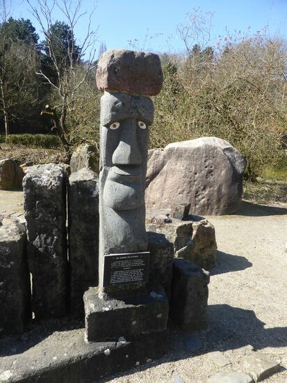 Stein der Osterinsel  (Text der Beschriftung unten)