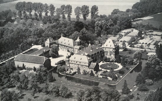 Hansa -Luftbild 34256 - entnommen aus Rheinische Wasserburgen 1954
ältester Massivbau ist der ehemals dreigeschossige Wohnturm aus dem 14. und 15. Jh. mit steilem Walmdach und Vierecktürmchen in Wehrganghöhe. Die sich anschließenden Gebäudeteile stammen aus den folgenden Jh. (15., 17. und 19.) Die Vorburg öffnet sich hufeisenförmig zum Herrenhaus