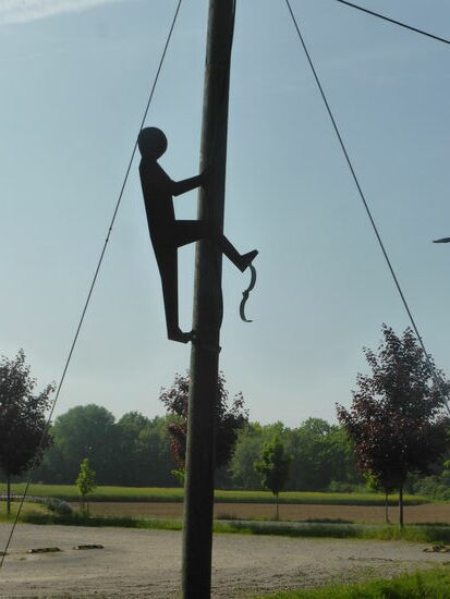 Der Platz am Spielplatz ist menschen- und autoleer. Auch der Indemann ist wegen Corona abgeschlossen.
