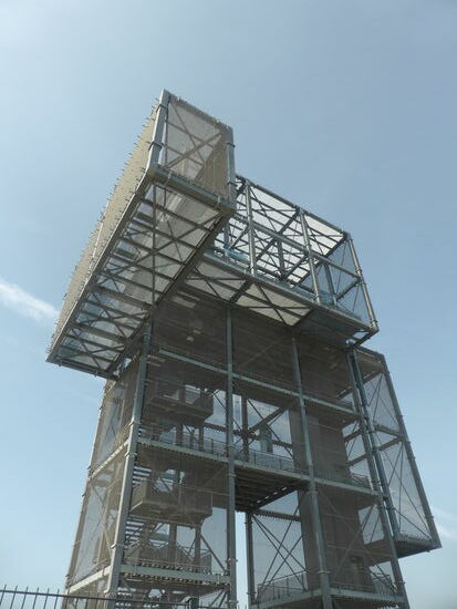 36 m hohe Konstruktion aus 280 t Stahl mit 20.000 Einzelbauteilen -  216 Stufen zu den zwölf verschiedenen Ebenen - es auch einen Aufzug (24 m)