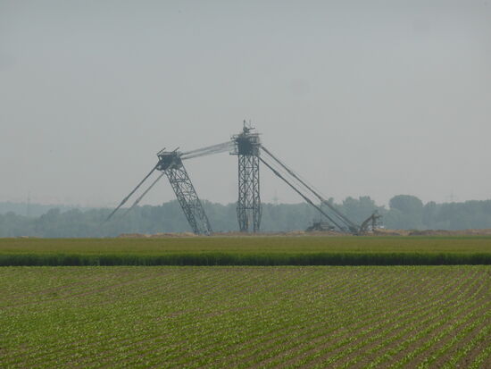 Nach Norden sieht man im Feld die obere Hälfte des riesigen Braunkohlebaggers