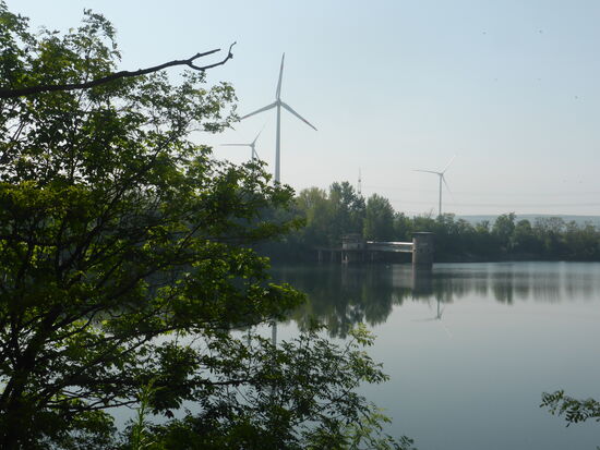 am südöstlichen Ufer, der so genannten „Steilküste“, sieht man noch zwei ehemalige Wasserwerke, die Kühlwasser für das nahe gelegene Kraftwerk  Weisweiler aus dem See bereitstellten