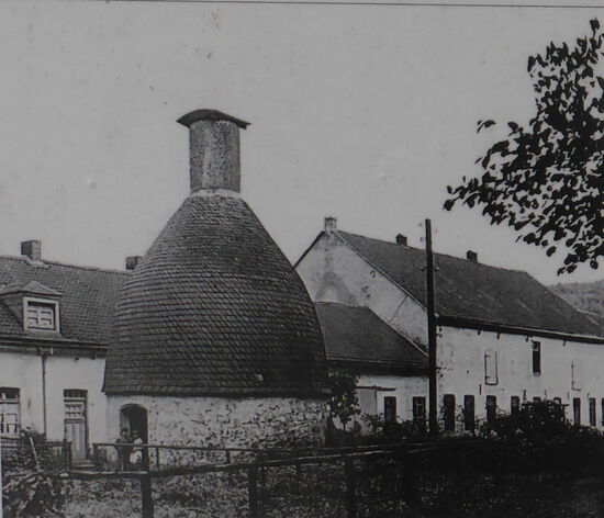 Nadelglühe und Wohnhäuserr vor dem 2. Weltkrieg