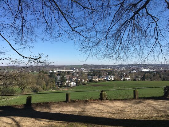 Blick nach Norden auf das Reitstadion und die Fußballarena 'Tivoli'