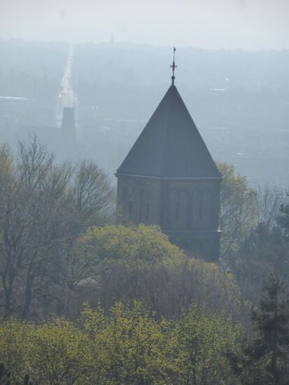 der Blick reicht weit hinauf in den Aachener Wald und den Beginn der Eifel - die schnurgerade verlaufende Trierer Straße ist im Dunst allerdings gut erkennbar