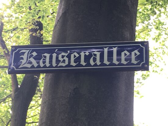 wir beginnen unseren Rundweg am Ende einer Sackhgasse, wo die Kaiserallee (Waldweg) beginnt.