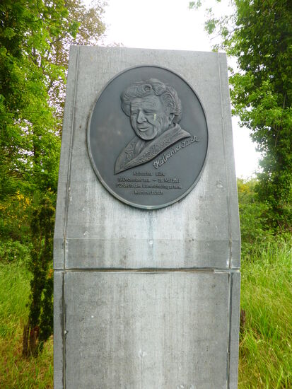 zu Katharina Lück - als Gönnerin des Landschaftsgartens habe ich keine weiteren Infomationen gefunden - ihr Gedenkstein steht am Beginn des Rundweges