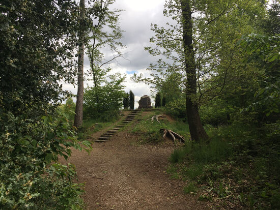 schon sehen wir die ersten Gedenktafeln