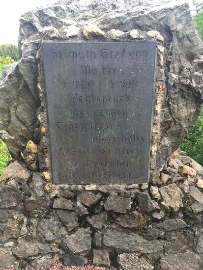 auf einer kleinen Anhöhe: Helmuth Graf von Moltke - 1800-1891 - Wahlspruch des großen Generalfeldmarschalls: Allzeit treu zu Deutschen Reiches Herrlichkeit