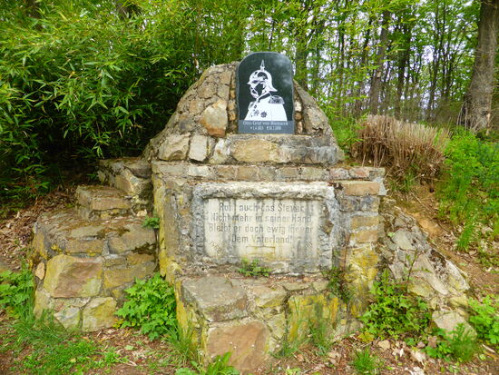 direkt gegenüber: Graf Otto von Birsmarck - 1.4.1815-30.7.1898 - 
Ruht auch das Steuer nicht mehr in seiner Hand, bleibt er doch ewig theuer dem Vaterland! (1892-1890)