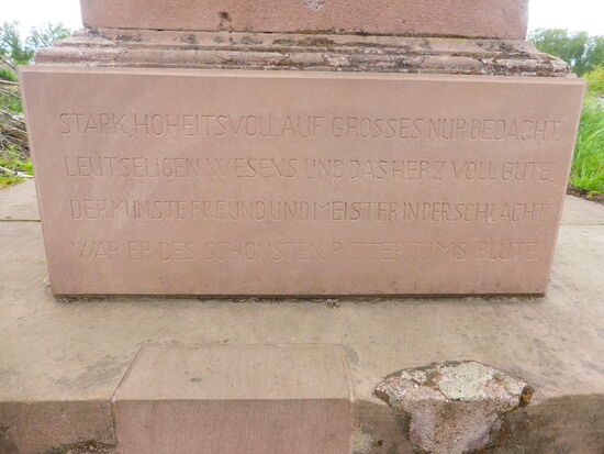 STARK HOHEITSVOLL AUF GROSSES BEDACHT
LEUTSELIGEN WESENS UND DAS HERZ VOLL GÜTE
DR KUNST FREUND UND MEISTER IN DER SCHLACHT
WAR ER DES SCHÖNSTEN RITTERTUMS BLÜTE