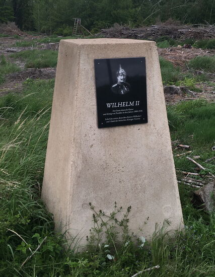Denkmal Wilhelm II
der letzte deutsche Kaiser und König von Preußen in den Jahren 1888-1918
Enkel des ersten deutschen Kaisers Wilhelm I und Enkel der britischen Königin Viktoria