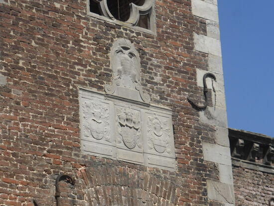 Wappensteine über dem Eingang