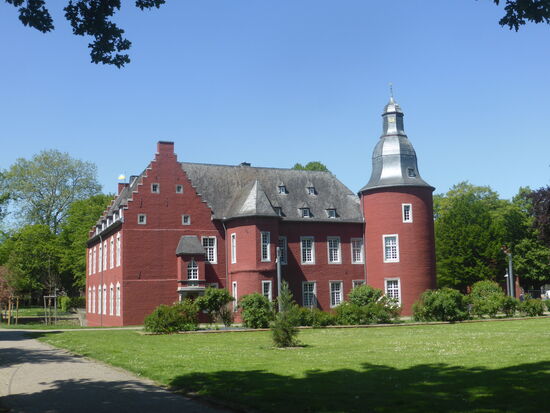 im 15. Jahrhundert war sie eine typische rheinische Wasserburg