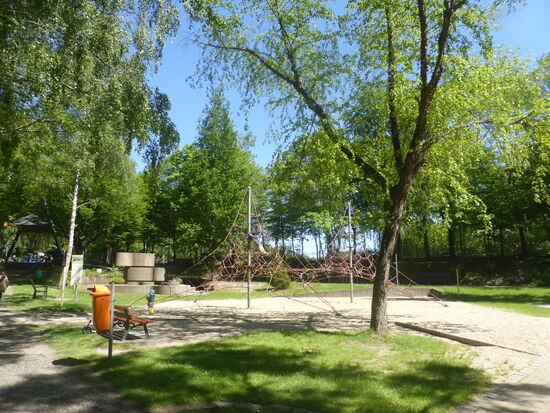 verteilt über den Tierpark sind Spielplätze für jung und alt