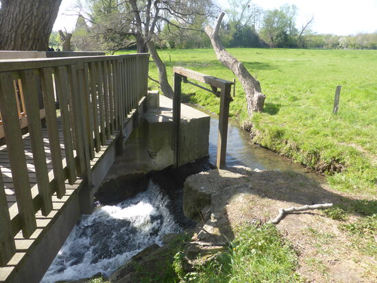 Brücke über den Wildbach mit einem Wehr, das früher dazu benutzt wurde, um den Teich an der Stockheider Mühle zu 'bedienen'